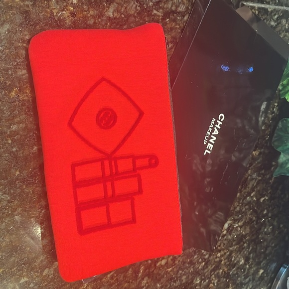 Chanel make-up satin lined. Never used. Raised velvet lettering.     Unique - Picture 6 of 7